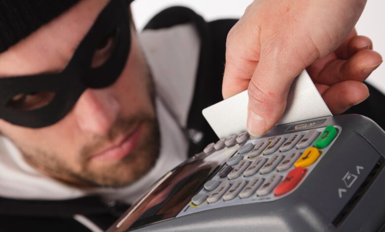 Ladrão dando golpe como falso entregador particular na maquininha